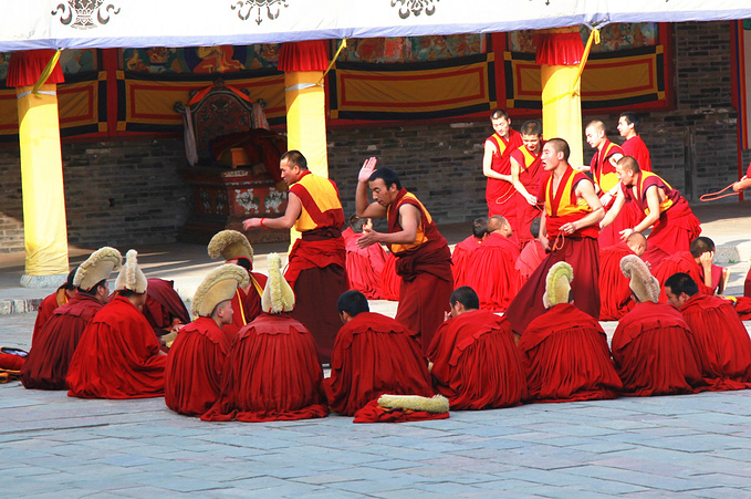 塔尔寺有名的辩经大会图片