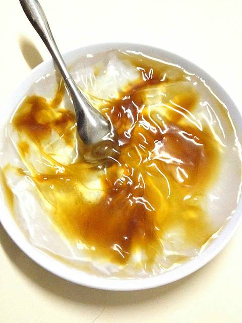 找到家凉糕做得很好吃的小店,香香的黄糖水淋在上面让人口水流了一地!