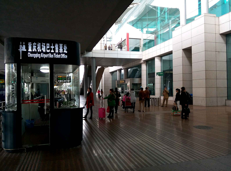 "终于抵达重庆江北机场了,和昆明机场相比少.