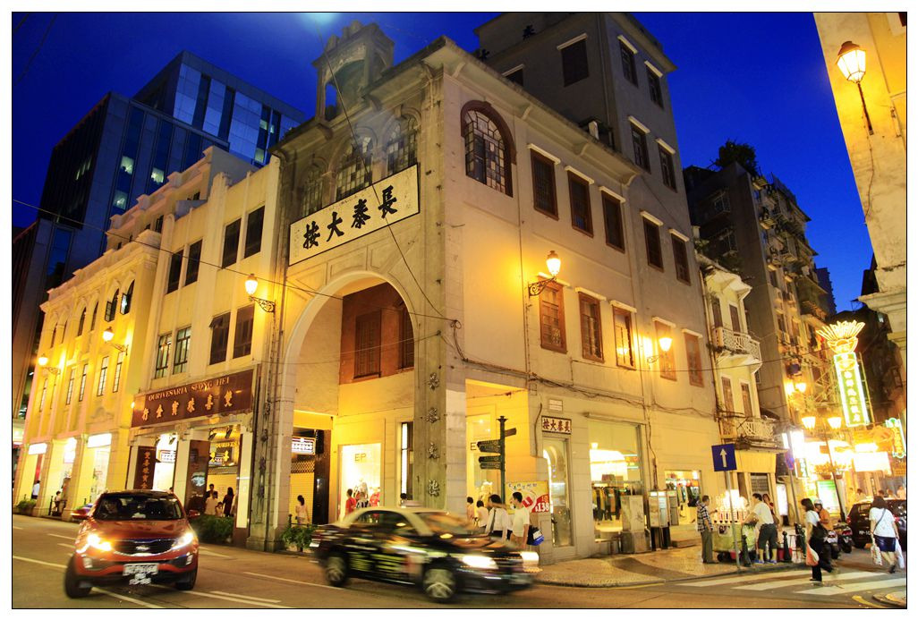 板樟堂街在澳门半岛中部,西端由板樟堂前地起,东到接伯多禄局长街止