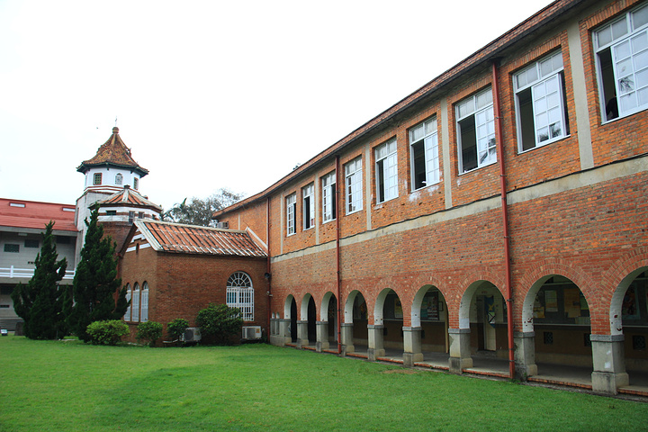 淡江中学作为台湾最早的私立学校之一确实比较美丽由于出了周杰伦这个