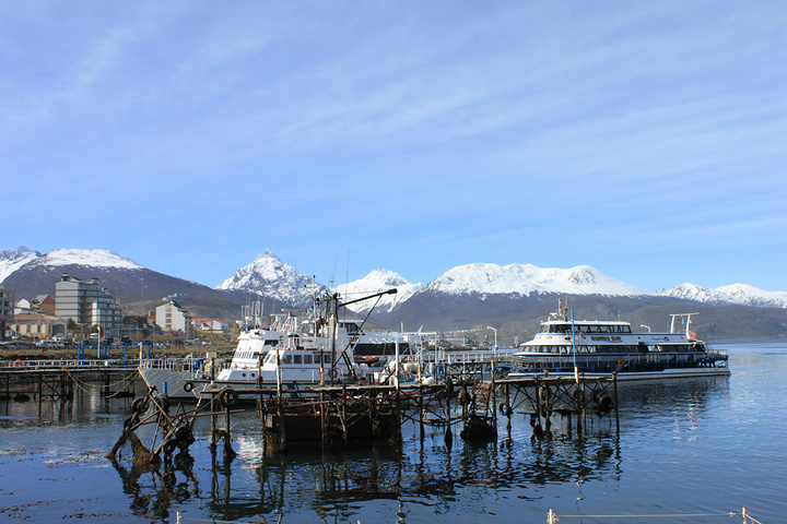 "...好的取景地是在船靠岸走路10分钟有个最高点, 这里可以俯瞰全Beagle Channel 全景_比格尔海峡"的评论图片