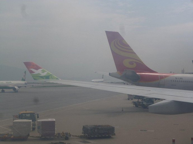 2017上午10:05,飞机在香港机场降落。透过机舱