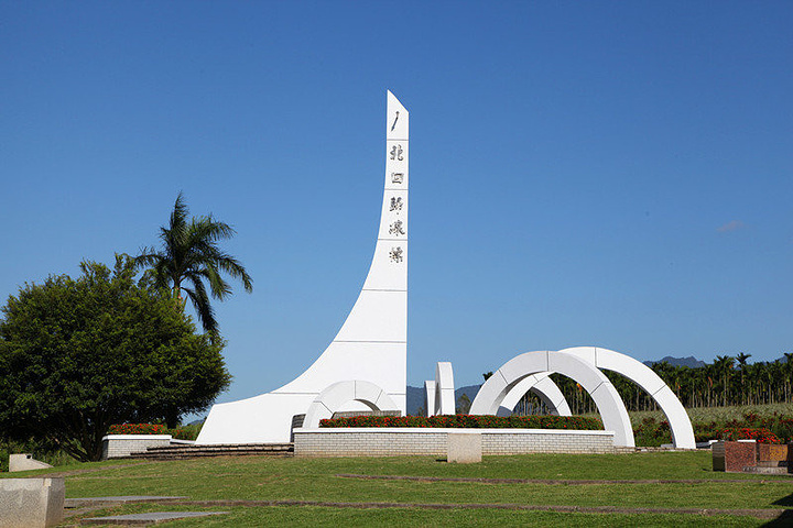 色八爪造型的北回归线标志造形优美高耸的标帜碑自远处可见周边植遍