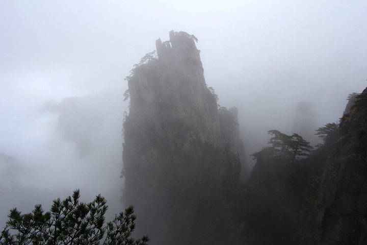 "建议爬山时带好雨衣与登山杖。黄山上风景很好，即便是雨天，耐心等候，也可能等的到太阳_黄山风景区"的评论图片