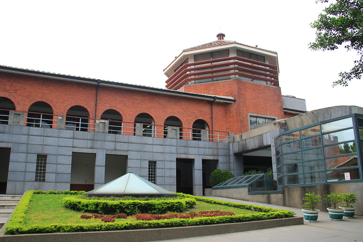 淡江中学作为台湾最早的私立学校之一,确实比较美丽,由于出了周杰伦