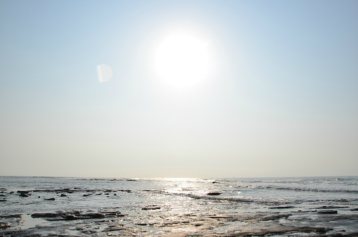 虽然没有太阳刚升起时的绚丽,但是此时太阳与