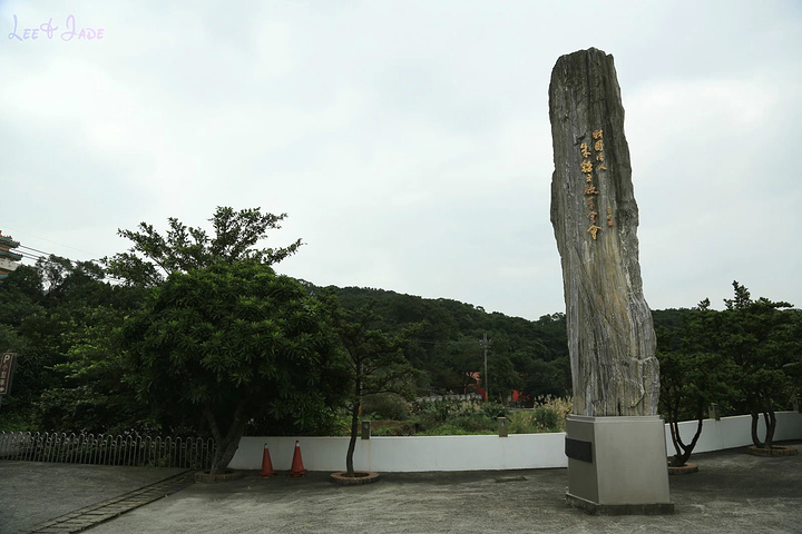 美术馆后背山上密密麻麻似千佛石窟般的就是金宝山,邓丽君的『筠园』