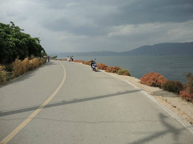 这就是环海西路,道路平坦,就是略嫌狭窄.