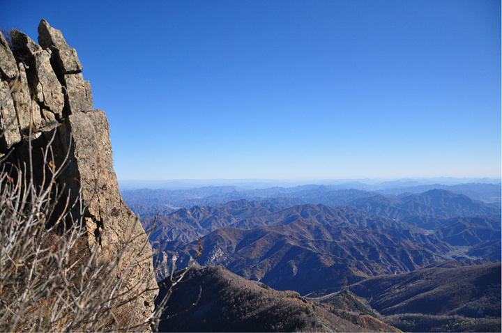 "主峰一带明显突出，其外围呈中低山峦，地貌十分复杂。在莲花池有写生的学生，作画之人已是风景一角_雾灵山"的评论图片