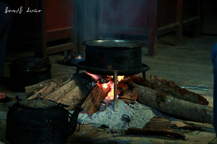 柴火饭,炒菜煮米都是在火塘上进行的,小时候外婆家就是有个火塘,用