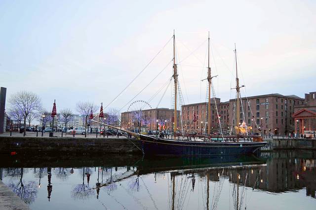 该市在1715年兴建世界上第一个包围式湿船坞(旧船坞).