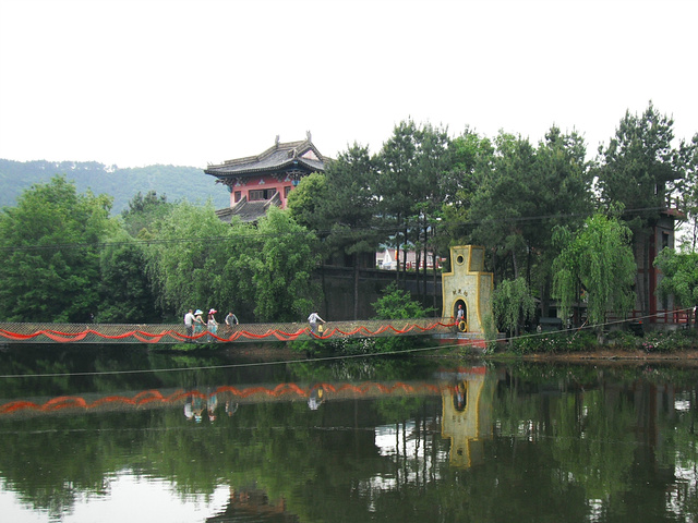 "清明上河图景区占地面积600余亩，风光旖旎独特，细细品味，妙趣横生。汴河蜿蜒，河水清澈，波光粼粼_清明上河图景区"的评论图片