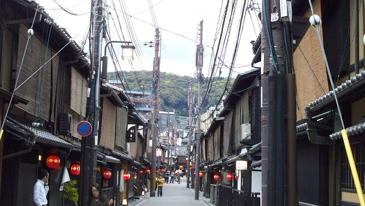 花街风情的路灯,特色的酒吧和百年老店,无不展现着京都的风韵