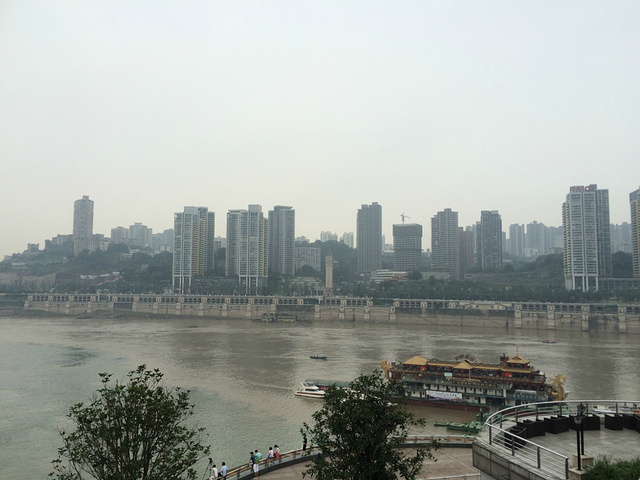 2017朝天门码头,看两江交汇的分水线。一边看