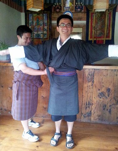 试穿不丹传统服装