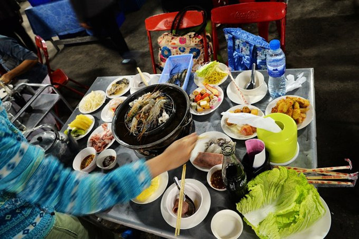 "千人火锅我觉得主要是吃个气氛，泰国的火锅基本都是清汤，味道全靠蘸碟，而蘸碟也基本就一个味道_千人火锅"的评论图片