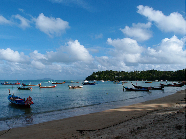 拉威海滩据说以海鲜闻名,每逢周末当地泰国人都会拖家带口来这里度假.