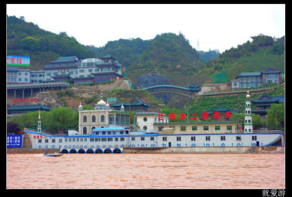 蓝天白云下的甘南天水