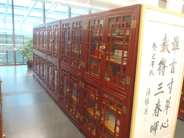 "来广州图书馆看书是很好的一件事。人文馆里的家具，古色古香的，在这里学习看书特别不错，也很安静_广州图书馆"的评论图片