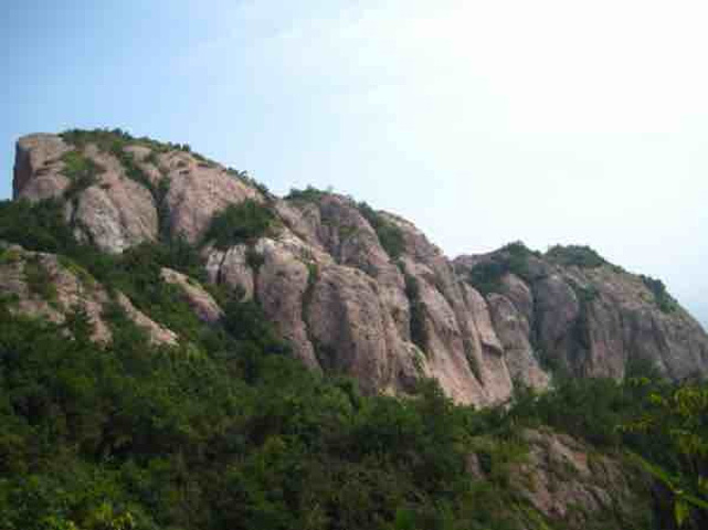 "北边群峰连绵，密浦寺建于山头平地偏北，已有700余年历史，四季游人不断。第二级挂落差约7米_五指岩"的评论图片