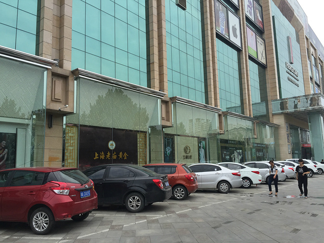 恒隆国际购物中心【位于】盐湖区运城河东路32号(南风广场南侧),正脸