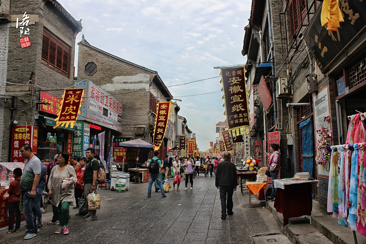 老集"前直伊阙(龙门),后据邙山,左瀍右涧,洛水贯其中",是古洛阳历史