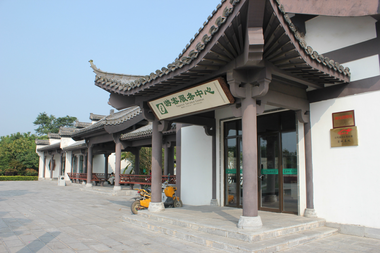 如果说敬亭山有什么特别震撼的景点,实事求是的说没有,但是追着诗仙的