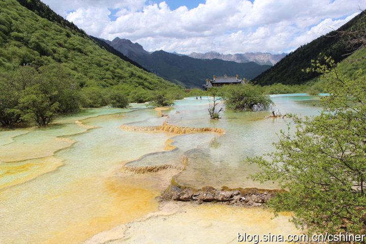 五彩池海拔3900米,是黄龙景点最高处.很神奇啊.