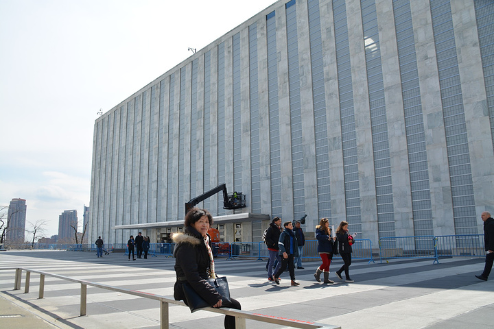 .杆,悬挂着联合国成员国的国旗,但需注意的是,休