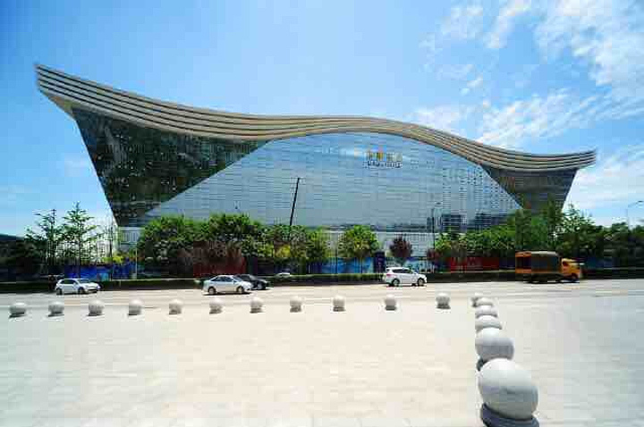 个大型的水上乐园,那里最下面一层是买吃的,我推