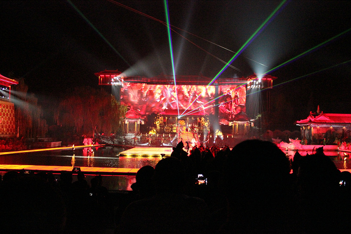 芙蓉湖夜晚排队等待《长恨歌》华清宫广场的音乐喷泉索道上俯瞰华清宫