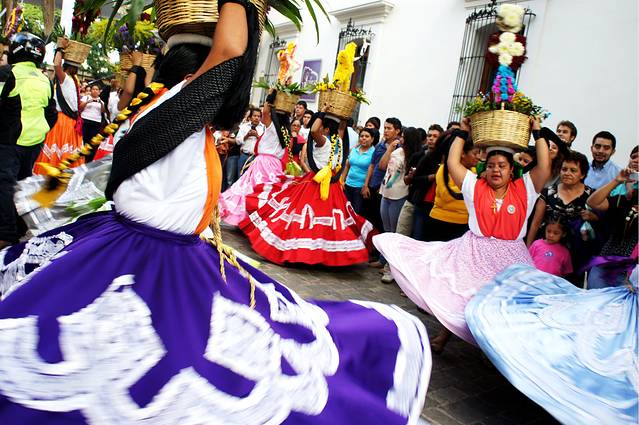 观众们也充满了墨西哥特色,都戴着