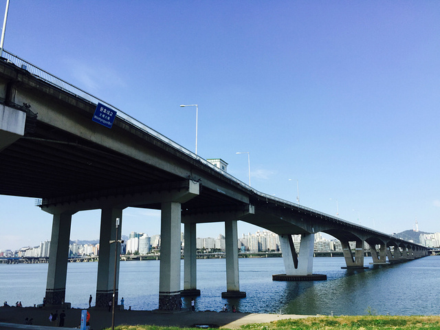 与元晓大桥结缘是因为在这里等待乘坐e