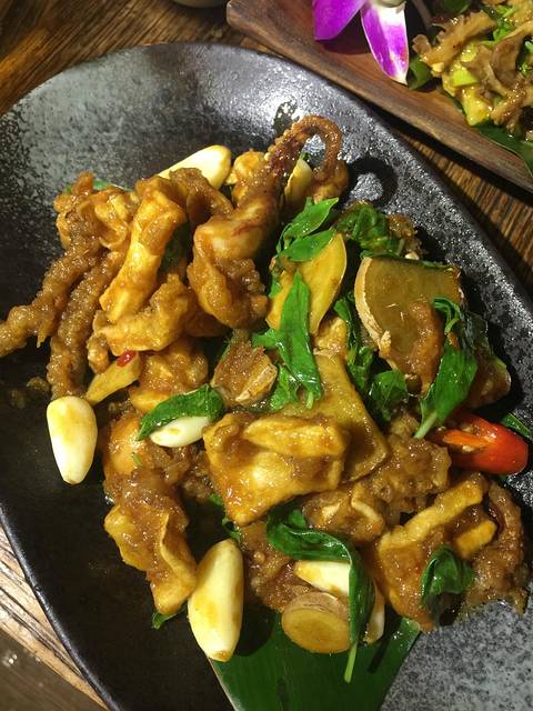 这个是三杯鱿鱼,台湾菜都有点甜甜的尾子,三杯应该是他们特色的做法