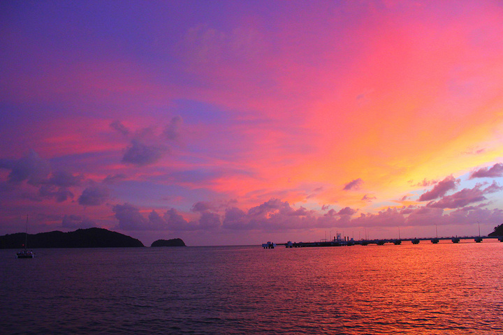 "【推荐线路】因为主要是海岛，这里可以出海看一些特色的山石，或者玩海底漫步和降落伞还是很不错的感觉_珍南海滩"的评论图片