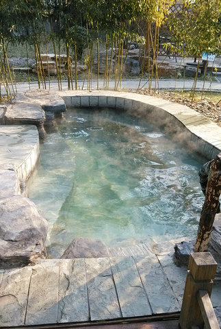 静之湖温泉度假酒店位于:北京市昌平区兴寿镇桃峪口村_静之湖汤泉中心