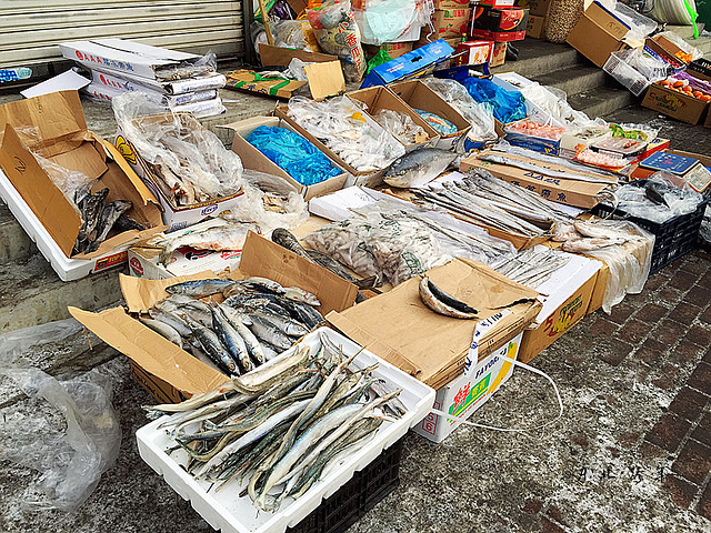 上只有这样十字型的两条商业街,超市、药店、