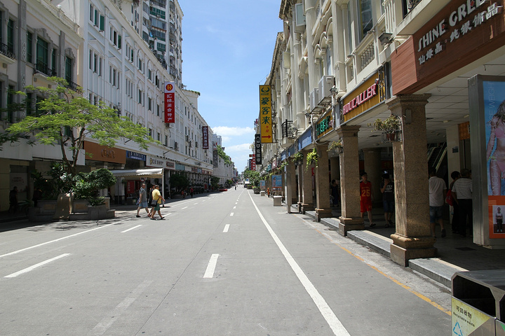 2017中山路走了一半,女儿肚子又饿了,坐在一家
