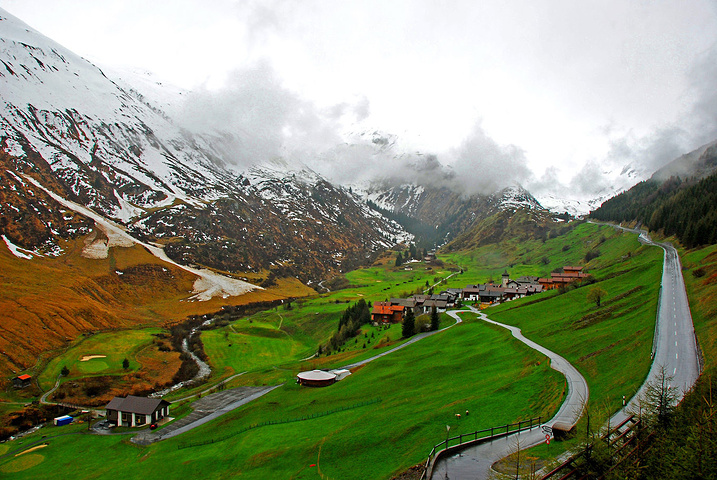 这山下的小溪就是莱茵河的源头