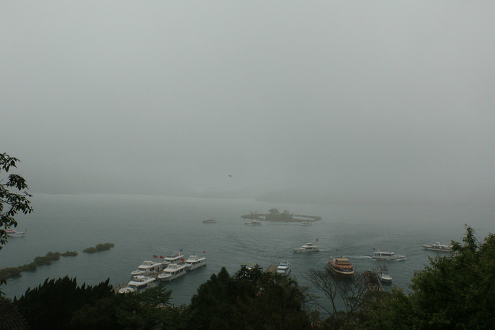 少数民族在那表演的,景色没什么,顺着台阶向上走能看到日月潭的湖景