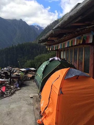 "在我的强烈请求下莫妮卡终于答应让我在二楼的阳台上搭了自己的帐篷，并且提醒我夜里潮湿寒冷注意保暖_果洛神女峰"的评论图片