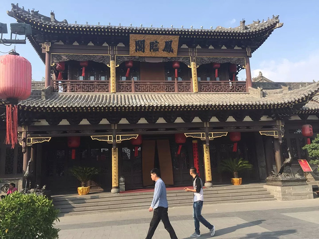 "善化寺边上的仿古建筑群。听说这家店的东西挺好吃很有特色，奈何我是一个人出门，就没有进去尝尝了_善化寺"的评论图片