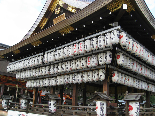 2023错过了祗园祭,貌似是日本三大祭典之一。貌似我们错过了衹园祭。下次要鼓起勇气跟浴衣妹子拍照。晚上效果_八坂神社-评论-去哪儿攻略