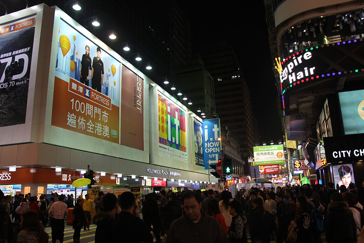 2017东荟城名店仓是香港唯一的名店折扣商场