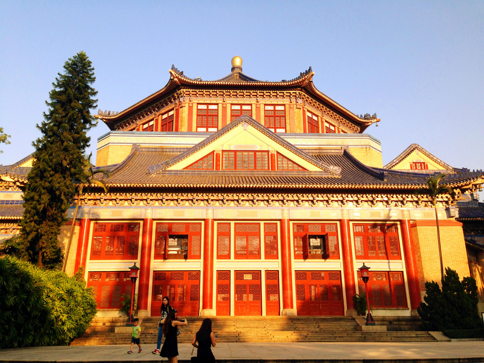 地理位置和交通中山纪念堂位于广州市越秀区东风中路是市内最有名的