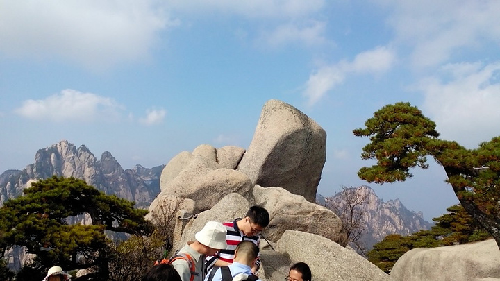 还在发生过火情事故最险的天都峰抽烟!什么素