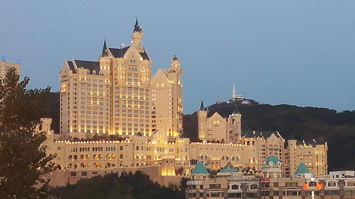 灯火辉煌的星海广场,别样的美丽.