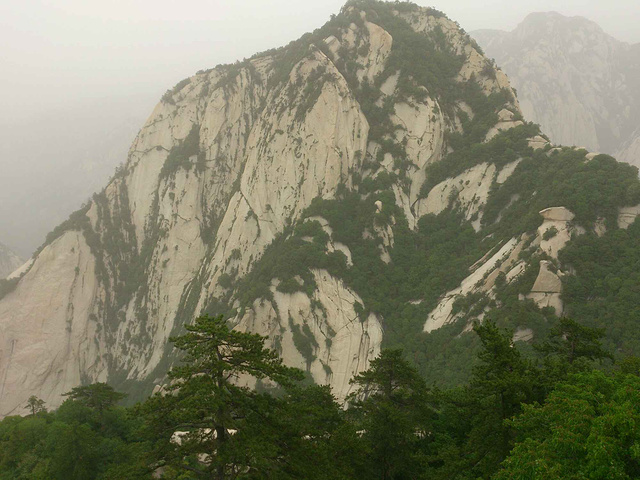 "...别是长空栈道和鸽子翻身这两个景点是华山最险的，在长空栈道外面排队的时候往悬崖下看去，脚都会发抖_华山"的评论图片