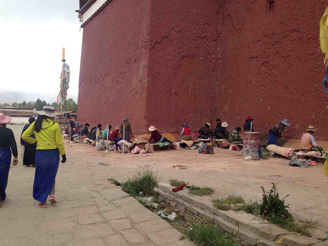 "...修，看到藏族人在劳作，也是一种风景，他们会唱着歌，有说有笑的工作，那种富足生活的满足感油然而生_白居寺"的评论图片